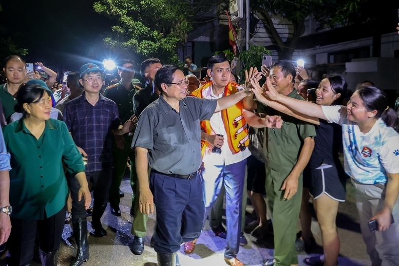 Thủ tướng thăm hỏi, động viên bà con nhân dân. Ảnh: VGP/Nhật Bắc