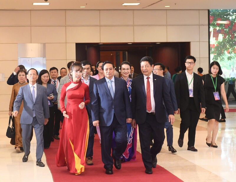 Thủ tướng Chính phủ tham dự và phát biểu tại Phiên họp Toàn cảnh Kinh tế tư nhân Việt Nam 2025. Ảnh: Ban IV