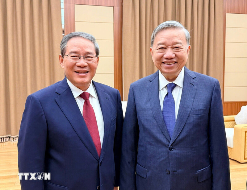 Tổng Bí thư Tô Lâm gặp Thủ tướng Trung Quốc Lý Cường. (Ảnh: TTXVN)