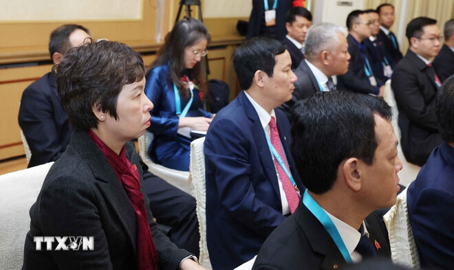 Các đại biểu tháp tùng Tổng Bí thư Tô Lâm đến thăm Đại sứ quán Việt Nam tại Triều Tiên. Ảnh: TTXVN