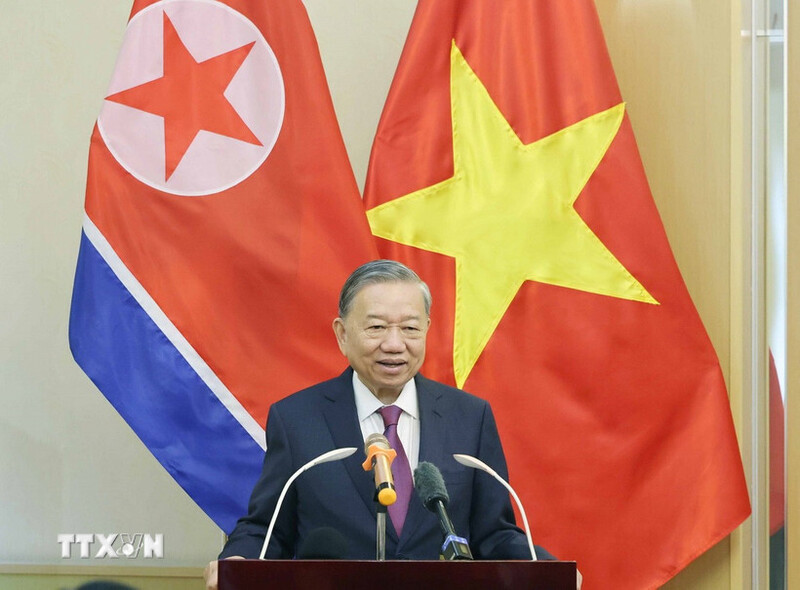 Tổng Bí thư Tô Lâm với cán bộ, nhân viên Đại sứ quán Việt Nam tại Triều Tiên. Ảnh: TTXVN