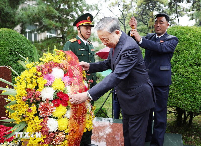 Tổng Bí thư Tô Lâm đặt lẵng hoa tại Tượng đài Chủ tịch Hồ Chí Minh. Ảnh: TTXVN