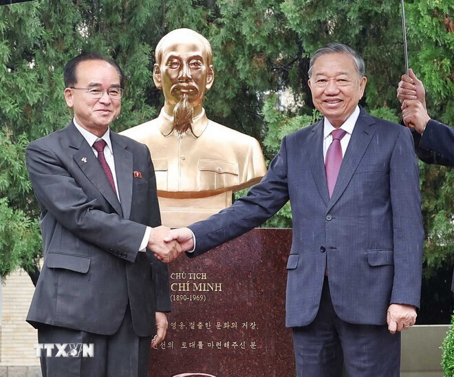 Tổng Bí thư Tô Lâm và ông Jo Yong Won, Ủy viên Thường vụ Bộ Chính trị, Bí thư Trung ương Đảng, Trưởng Ban Tổ chức Trung ương Đảng Lao động Triều Tiên tại tượng đài Chủ tịch Hồ Chí Minh. Ảnh: TTXVN