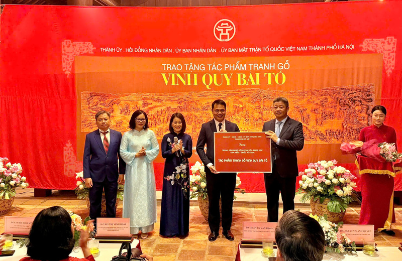 Đại diện Trung tâm Hoạt động Văn hóa Khoa học Văn Miếu - Quốc Tử Giám đón nhận nhận biểu trưng tác phẩm từ Thành uỷ - Hội đồng nhân dân - Ủy ban nhân dân – Ủy ban Mặt trận Tổ quốc Việt Nam Thành phố Hà Nội