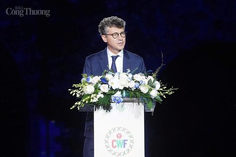 Trưởng Đại diện UNESCO tại Việt Nam - ông Jonathan Wallace Baker - phát biểu tại lễ khai mạc lễ hội. Ảnh: Nam Nguyễn