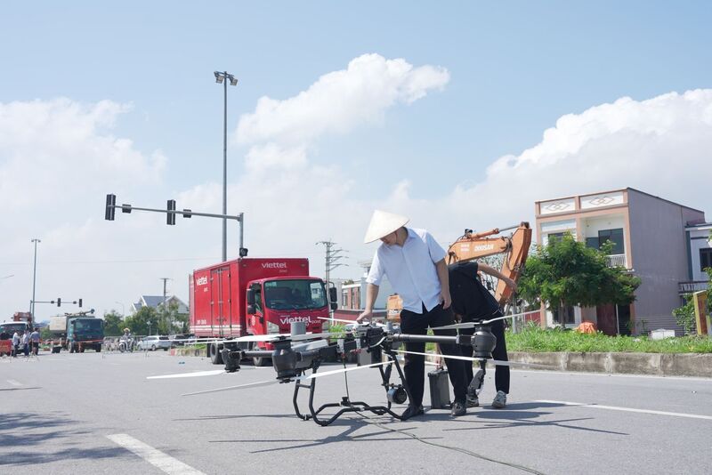 Hệ thống drone chuyên dụng của Viettel đã vận chuyển khoảng 5 tấn hàng cứu trợ cho những người dân trong vùng bị cô lập tại Thái Nguyên. Ảnh: VT