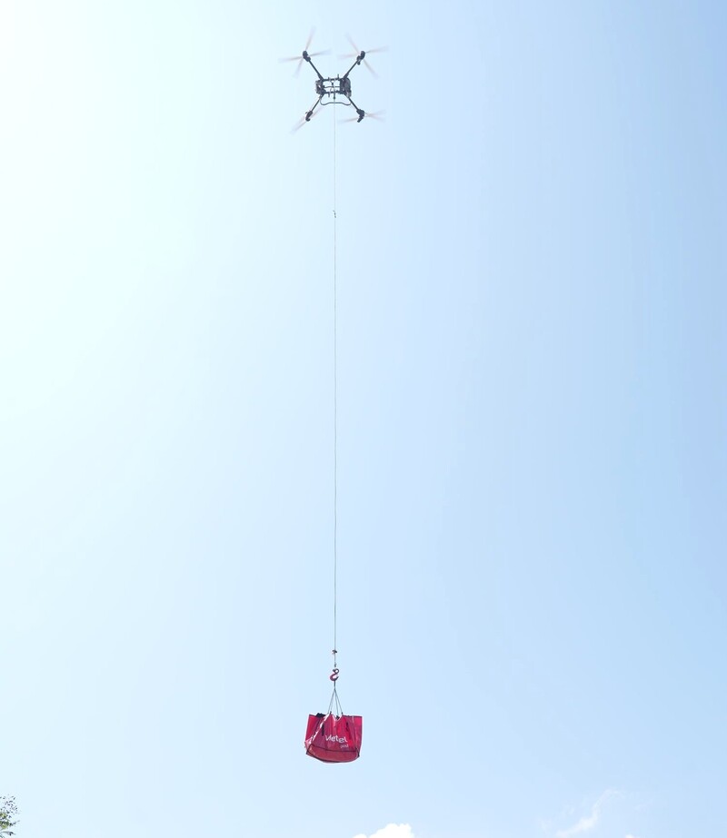 Các thiết bị drone có tầm bay tối đa 5 km. Ảnh: VT