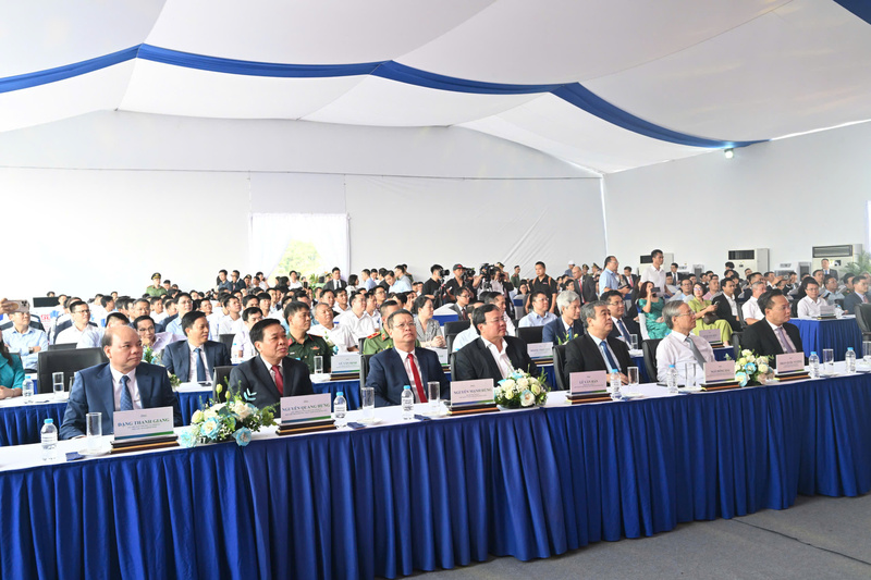 Nguyên Ủy viên Bộ Chính trị, nguyên Thường trực Ban Bí thư Trần Quốc Vượng và lãnh đạo một số bộ, ngành, địa phương tham dự lễ khởi công.