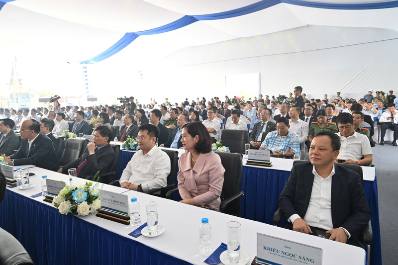 Các đại biểu tham dự lễ khởi công dự án Nhà máy nhiệt điện LNG Thái Bình.