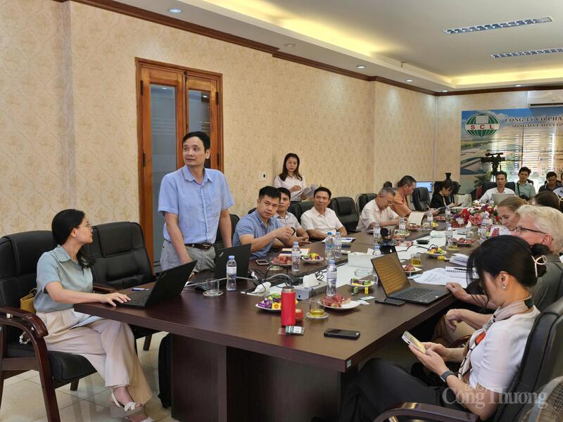 TS Nguyễn Xuân Quang – Giám đốc Công ty CP Môi trường năng lượng Enervi trình bày các giải pháp sử dụng năng lượng, nguyên nhiên vật liệu tối ưu cho Nhà máy của Công ty CP Sông Đà Cao Cường với sự tham dự của Đại sứ quán Đức tại Việt Nam, Dự án DEEP 3, Sở Công Thương TP Hải Phòng