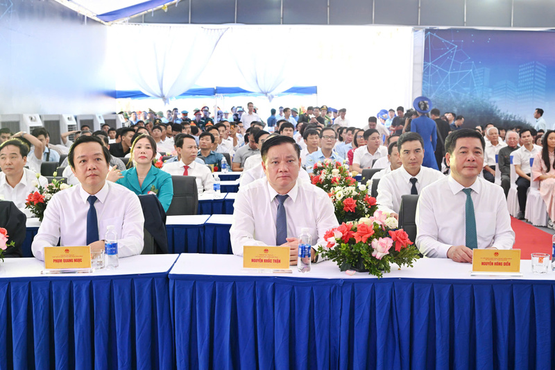 Bộ trưởng Bộ Công Thương Nguyễn Hồng Diên (bên phải) cùng lãnh đạo hai tỉnh Hưng Yên, Ninh Bình tại buổi lễ.