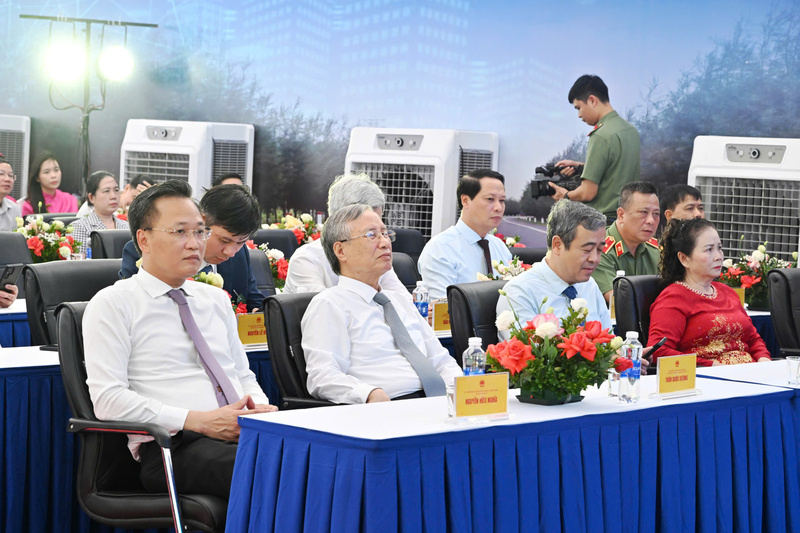 Nguyên Ủy viên Bộ Chính trị, nguyên Thường trực Ban Bí thư Trần Quốc Vượng và các đại biểu tham dự lễ khánh thành.