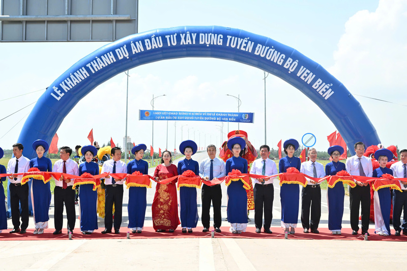 Các đại biểu cắt băng khánh thành dự án đầu tư xây dựng tuyến đường ven biển.