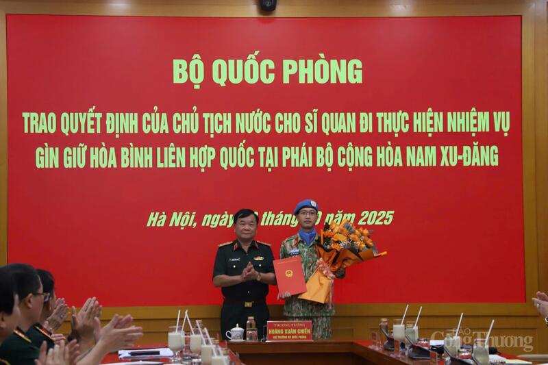 Lễ trao quyết định của Chủ tịch nước cho sĩ quan đi thực hiện nhiệm vụ gìn giữ hòa bình Liên Hợp Quốc.