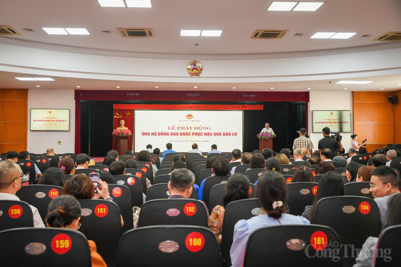 Toàn cảnh Lễ phát động ủng hộ đồng bào khắc phục hậu quả bão lũ của Bộ Công Thương