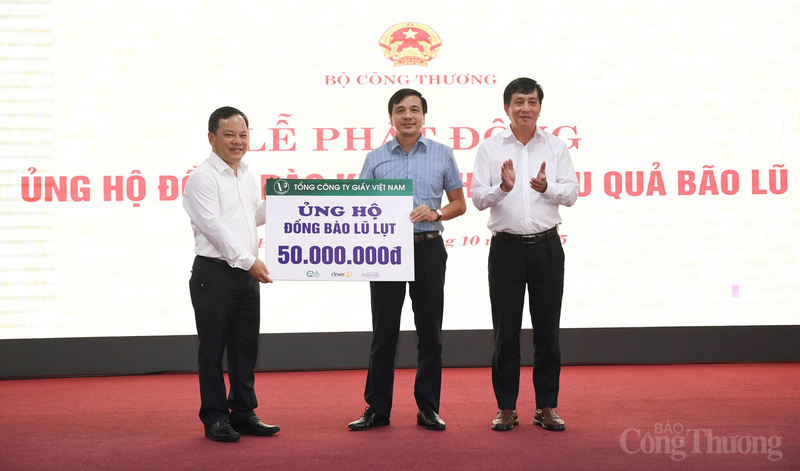 Thông qua Bộ Công Thương, đại diện Tổng công ty Giấy Việt Nam trao ủng hộ đồng bào lũ lụt