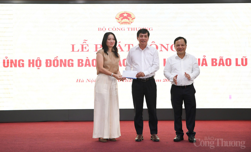 Đại diện Ủy ban Cạnh tranh quốc gia ủng hộ đồng bào vùng lũ