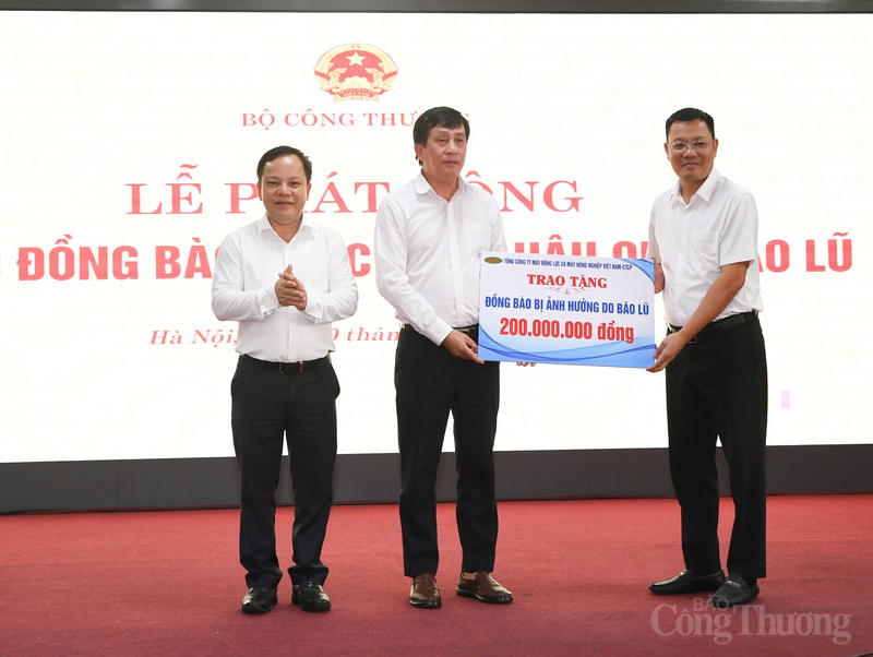 Lãnh đạo Tổng công ty Máy động lực và Máy nông nghiệp Việt Nam (VEAM) trao ủng hộ đồng bào khắc phục hậu quả bão lũ