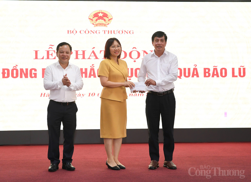 Đại diện Cục Quản lý và Phát triển thị trường trong nước ủng hộ đồng bào