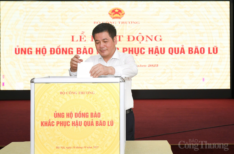 Bộ trưởng Nguyễn Hồng Diên ủng hộ đồng bào khắc phục hậu quả bão lũ