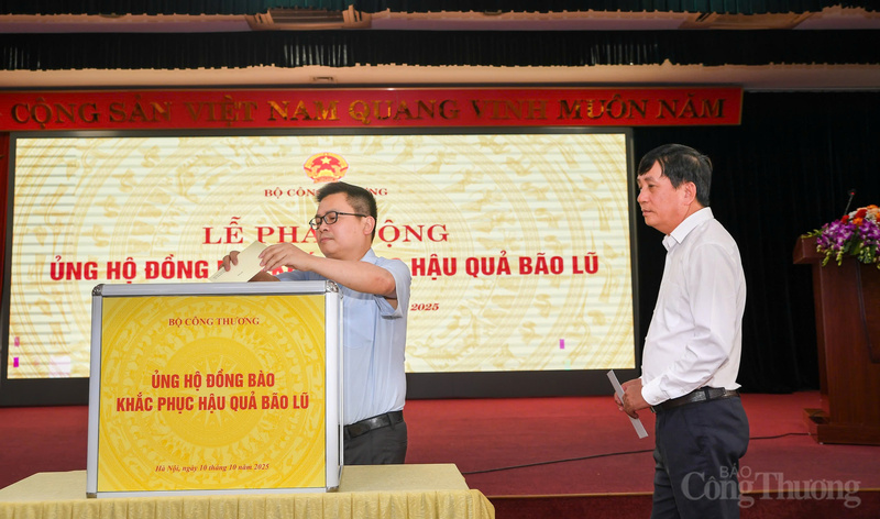 Thứ trưởng Bộ Công Thương Trương Thanh Hoài ủng hộ đồng bào khắc phục hậu quả bão lũ