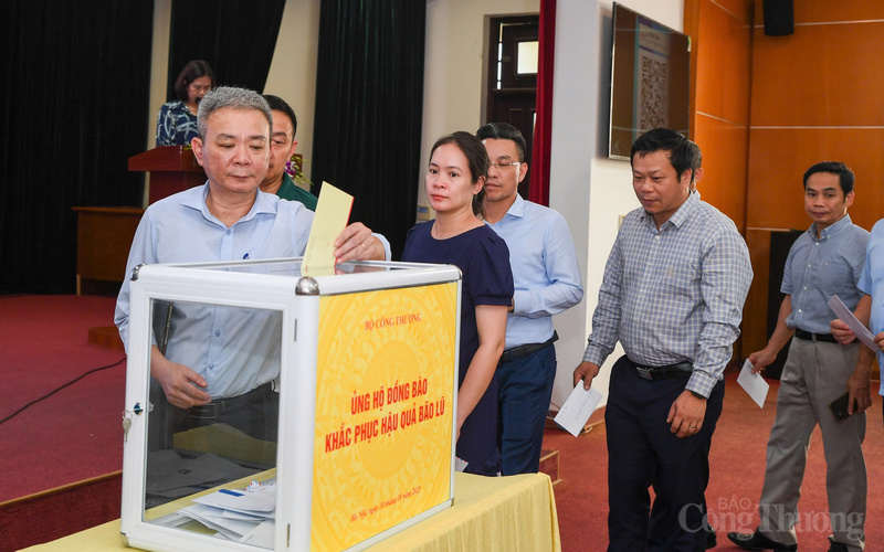 Phó Tổng Biên tập Báo Công Thương Nguyễn Tiến Cường ủng hộ đồng bào bị ảnh hưởng lũ lụt