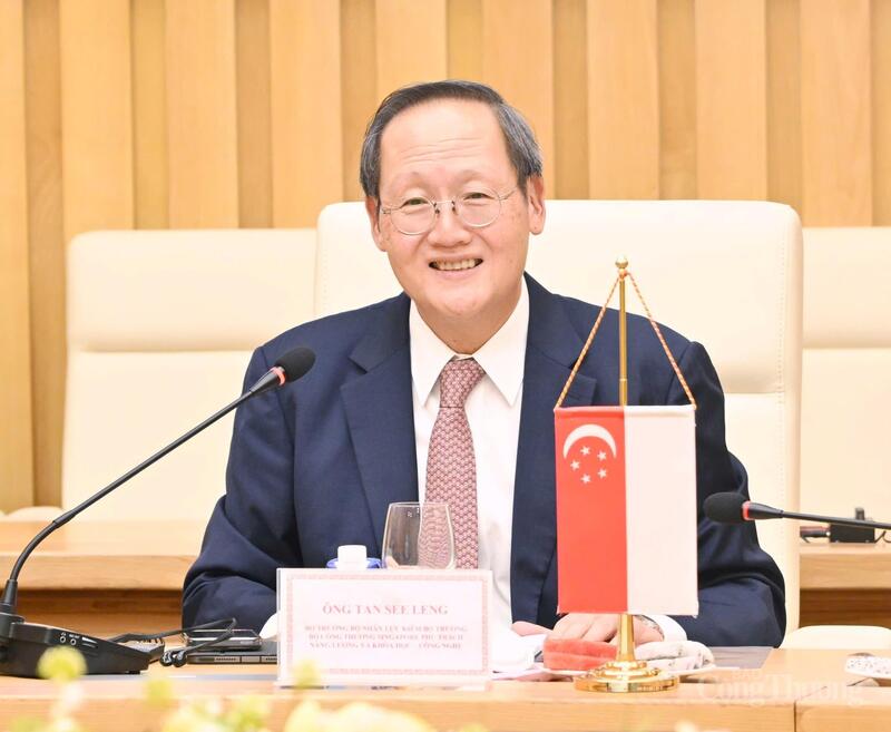 Nhất trí với những đề xuất của Bộ trưởng Nguyễn Hồng Diên, Bộ trưởng Tan See Leng đánh giá cao tiến triển đàm phán Bản ghi nhớ hợp tác thương mại gạo giữa hai nước.