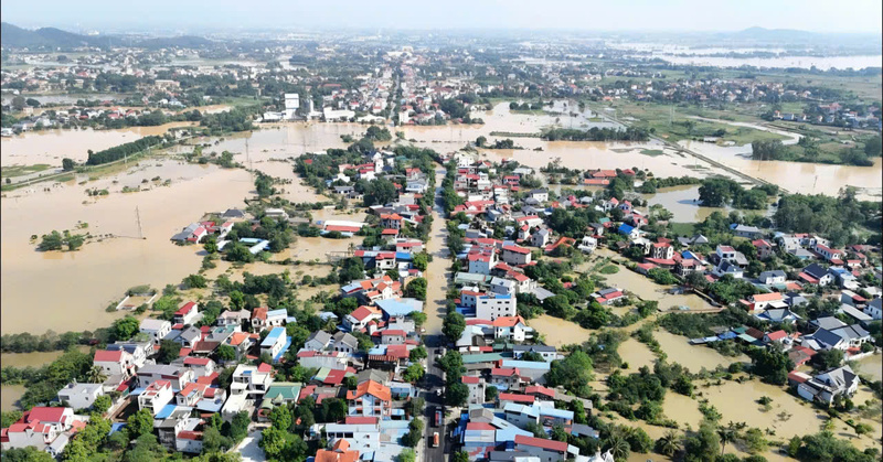 Hoàn lưu bão số 11 gây ra tình trạng sạt lở đê kè và ngập úng nghiêm trọng tại hai xã Trung Giã và Đa Phúc. Ảnh: Nguyễn Nam.