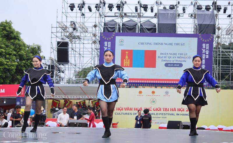 Vũ điệu thảo nguyên Mông Cổ thắp sáng không gian Lễ hội Văn hóa Thế giới 2025. Ảnh: Thảo Hiền