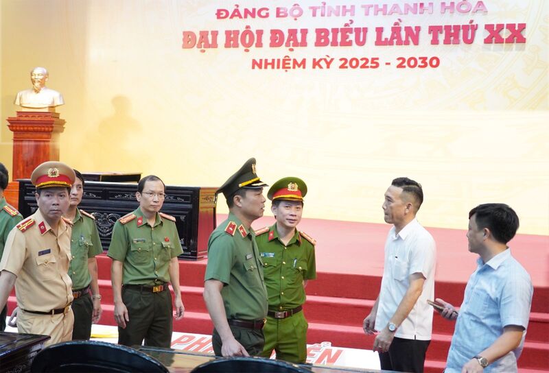 Thiếu tướng Tô Anh Dũng, Giám đốc Công an tỉnh Thanh Hóa trực tiếp kiểm tra, chỉ đạo công tác triển khai phương án bảo đảm ANTT bảo vệ Đại hội. Ảnh: Đình Hợp