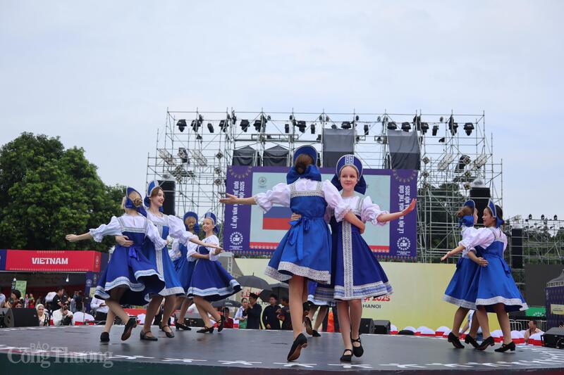 Các nghệ sĩ Nga trong trang phục Sarafan truyền thống biểu diễn bài nhảy trên nền nhạc bài Matushka Zemlya. Ảnh: Thảo Hiền