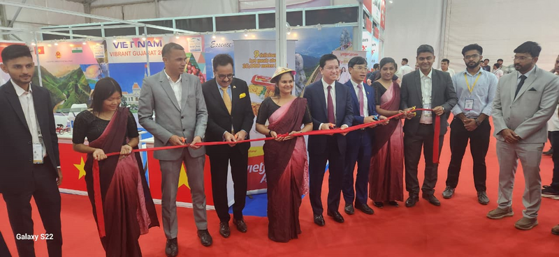 Đại sứ Nguyễn Thanh Hải cùng các quan khách và doanh nghiệp cắt băng khai trương khu gian hàng Việt Nam.