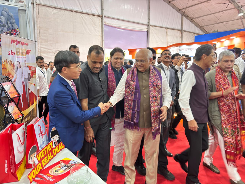Tham tán Bùi Trung Thướng chào đón Thủ hiến bang Gujarat và các quan khách tại hội chợ.