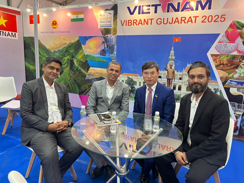 Tham tán Bùi Trung Thướng trao đổi về cơ hội hợp tác kinh doanh.