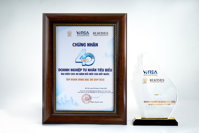 Bằng chứng nhận và kỷ niệm chương của Tập đoàn DOJI với danh hiệu “Top 40 doanh nghiệp tư nhân tiêu biểu đại diện 40 năm Đổi mới của đất nước”.