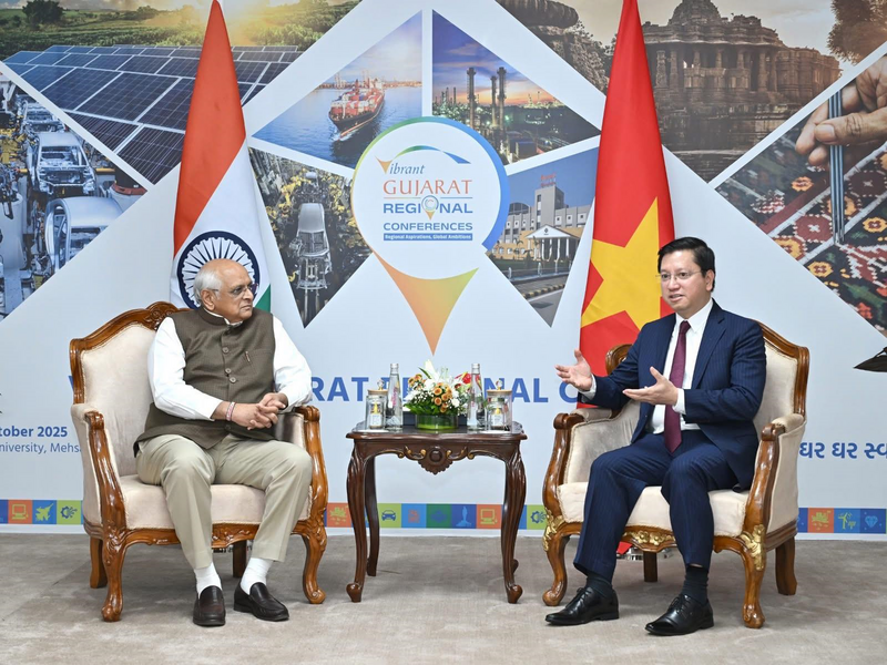 Đại sứ Nguyễn Thanh Hải (bên phải), trao đổi với Thủ bang Gujarat.