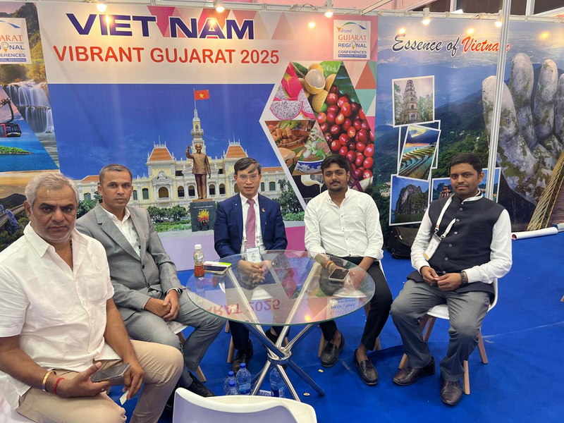 Tham tán Thương mại Bùi Trung Thướng cùng các doanh nghiệp tại Gujarat.