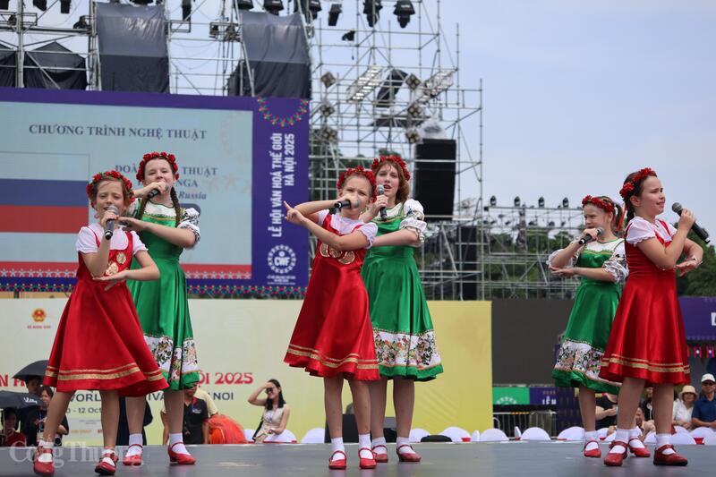 Các nghệ sĩ nhí của Nga mang đến một ca khúc vui tươi. Ảnh: Thảo Hiền