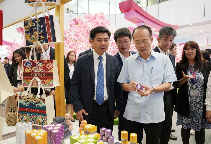 Lãnh đạo UBND thành phố Huế luôn quan tâm, động viên và tháo gỡ những vướng mắc, khó khăn trong quá trình đầu tư, sản xuất, kinh doanh. Ảnh: Nguyễn Tuấn