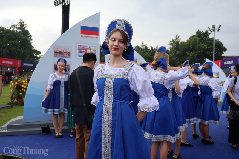 Chị Olga, nghệ sĩ biểu diễn của Nga chia sẻ về Lễ hội Văn hóa Thế giới. Ảnh: Thảo Hiền