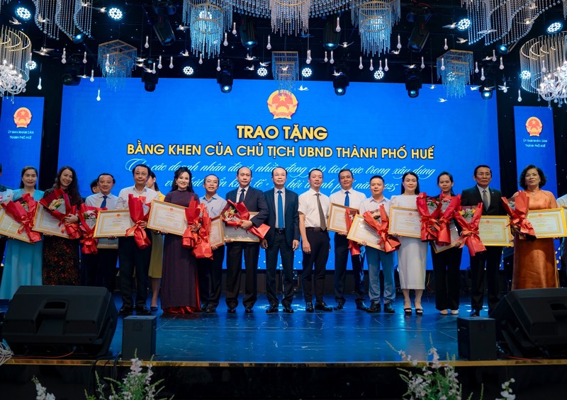 Tặng Bằng khen cho các doanh nghiệp có nhiều đóng góp trong quá trình phát triển kinh tế - xã hội tại địa phương. Ảnh: Nguyễn Tuấn