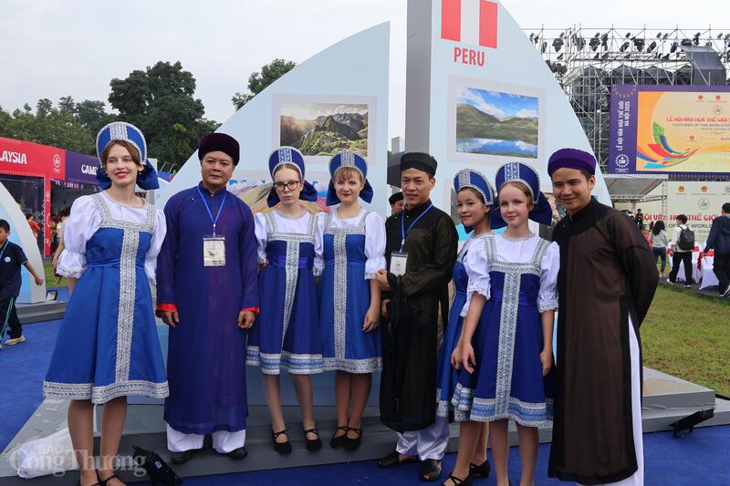 Người dân và nghệ sĩ Việt Nam giao lưu với nghệ sĩ Nga. Ảnh: Thảo Hiền