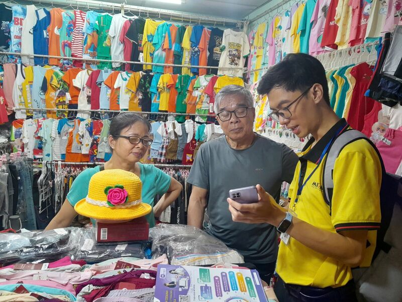 Nhân viên MISA hỗ trợ trực tiếp cho các hộ kinh doanh cài đặt, sử dụng phần mềm MISA eShop để bán hàng, xuất hóa đơn, kê khai thuế tại chợ.