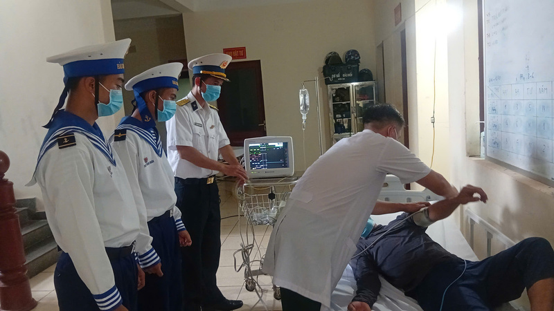Bác sĩ đảo Trường Sa thăm khám cho bệnh nhân. Ảnh: Hoa Ngọc Ánh