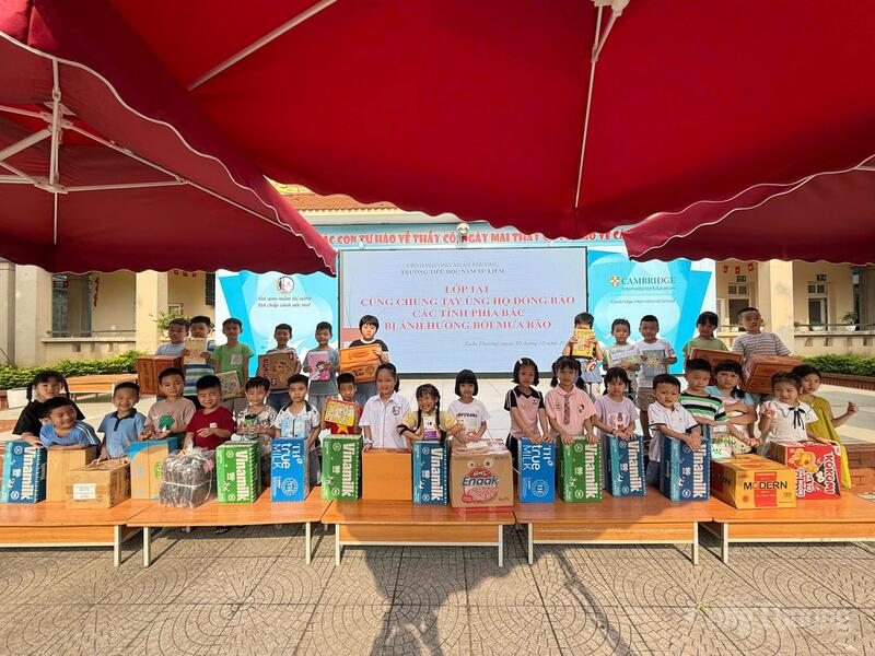 Học sinh lớp 1A1 Trường Tiểu học Nam Từ Liêm ủng hộ các bạn vùng mưa bão.