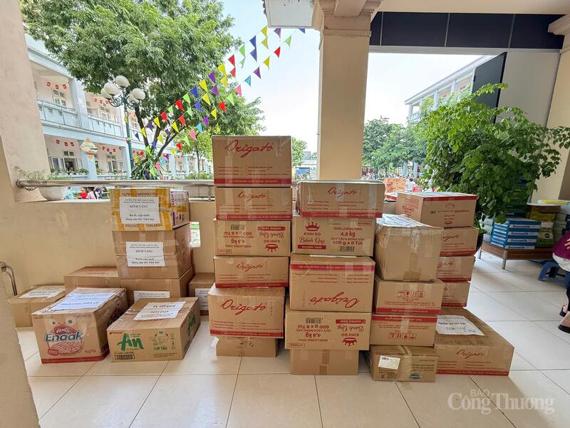 Bánh kẹo, quần áo, sữa được đóng gói cẩn thận.