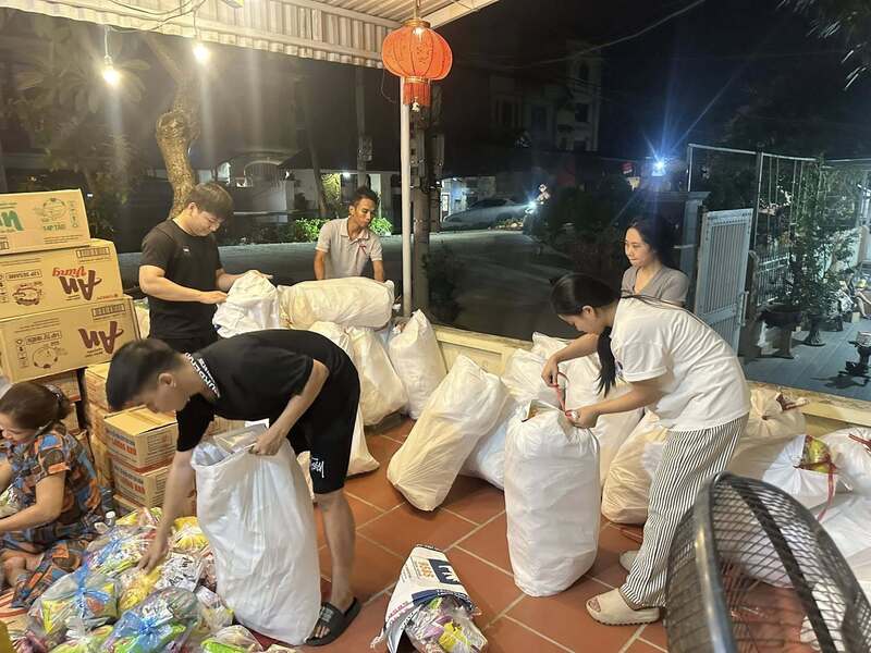 Thanh niên xã Yên Lãng không quản ngày đêm đóng hàng vận chuyển tới vùng lũ. Ảnh: Người dân cung cấp