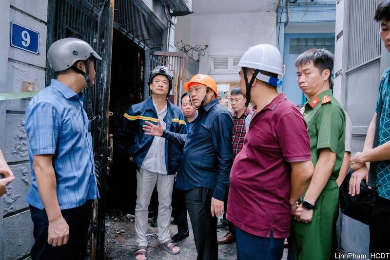 Chủ tịch UBND TP. Hà Nội Trần Sỹ Thanh kiểm tra hiện trường và chỉ đạo khắc phục hậu quả vụ cháy. Ảnh: Phạm Linh