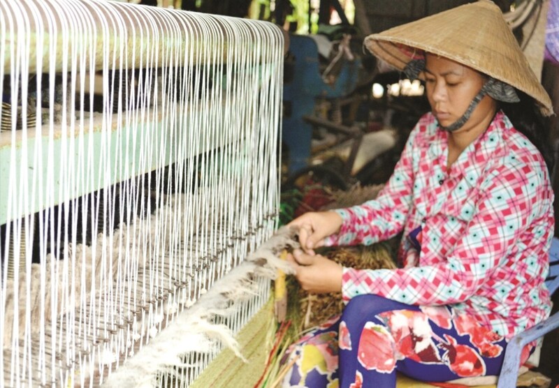 Làng dệt chiếu Cà Hom - Bến Hạ, tỉnh Trà Vinh.
