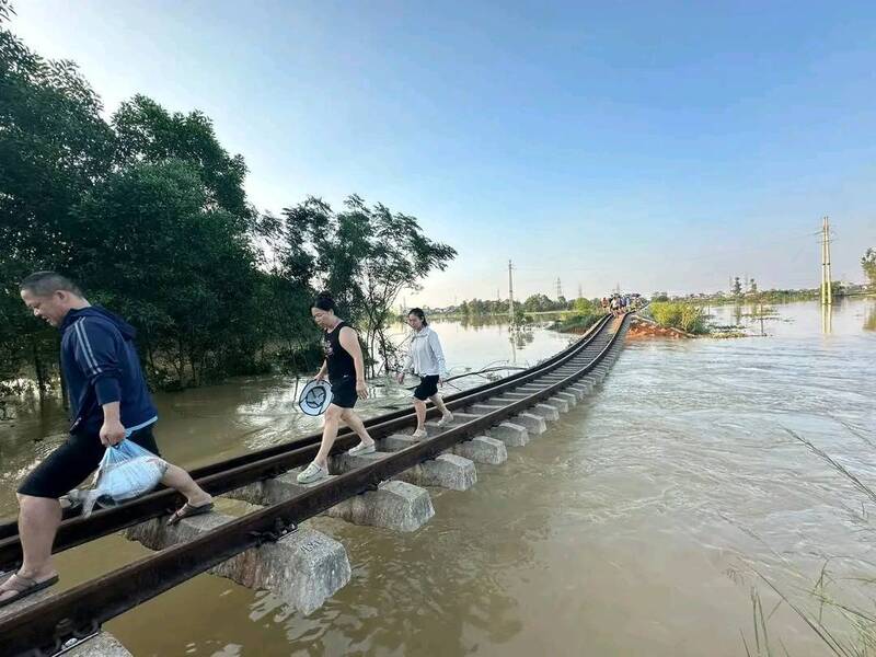 Tuyến đường sắt qua xã Trung Giã, Hà Nội hư hỏng nặng sau mưa lũ. Ảnh: MXH